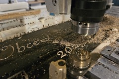 mosazná cedule
