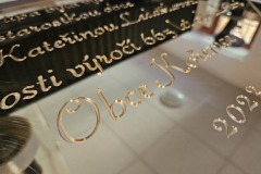 mosazná cedule