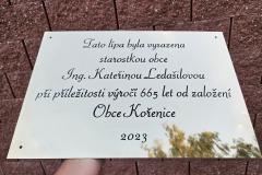mosazná cedule