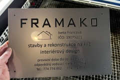 gravírovaná plastová firemní cedule s logem FRAMAKO