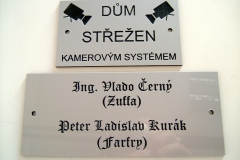 štítek na dům