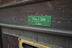 štítek na domovní dvdře